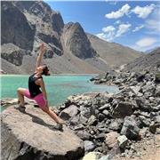 Instructora de vinyasa yoga para todos los niveles y edades; a través de la práctica creamos la unión entre el cuerpo, mente y alma